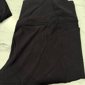 Athleta Black Salutation Stash Capri Leggings